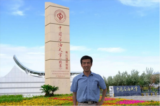 北京交通大學(xué)“銀齡教師”黃曉鳴。校方供圖
