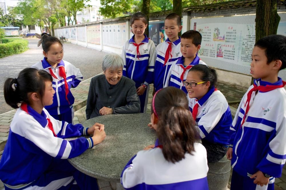 △2013年5月21日，龔全珍老人和江西萍鄉(xiāng)市蓮花縣的孩子們在一起。