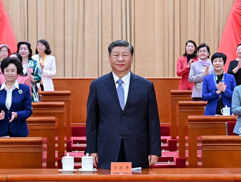 △2023年10月23日，中國婦女第十三次全國代表大會在北京人民大會堂開幕。這是習(xí)近平總書記在主席臺向與會代表致意。