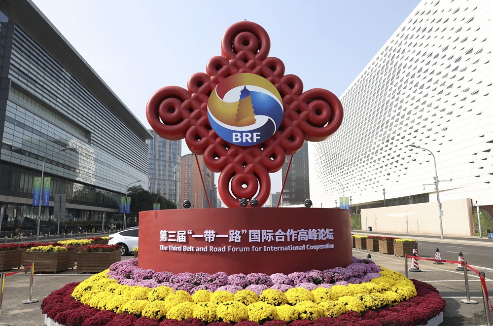 這是在北京國家會議中心附近拍攝的“一帶一路”國際合作高峰論壇景觀布置（2023年10月17日攝）。新華社記者 陳斌 攝