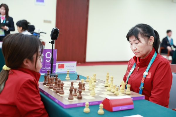 10月24日，杭州第4屆亞殘運會國際象棋常規(guī)賽女子個人賽PI級第四輪舉行。圖為中國隊選手陳發(fā)英（右）、中國隊選手張筱笛在比賽中。圖片來源：杭州亞殘組委