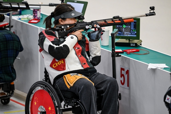 10月23日，杭州第4屆亞殘運會射擊(R2)SH1級女子10米氣步槍立射資格賽舉行。圖為中國隊選手張翠平在比賽中。圖片來源：杭州亞殘組委