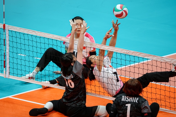 10月24日，杭州第4屆亞殘運會坐式排球女子單循環(huán)賽舉行。圖為選手們在比賽中。圖片來源：杭州亞殘組委