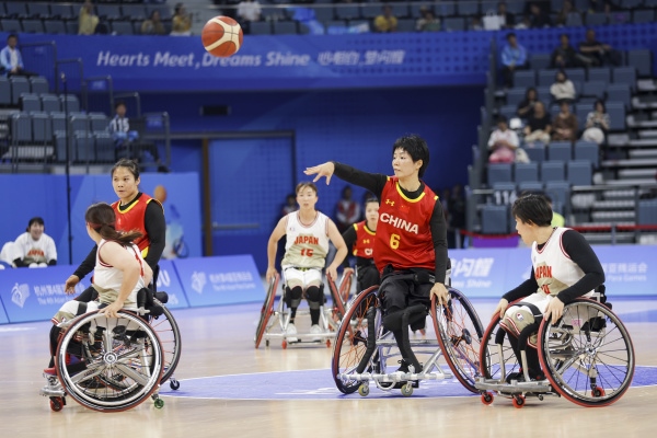10月24日，杭州第4屆亞殘運會輪椅籃球女子預(yù)賽舉行。圖為選手們在比賽中。圖片來源：杭州亞殘組委