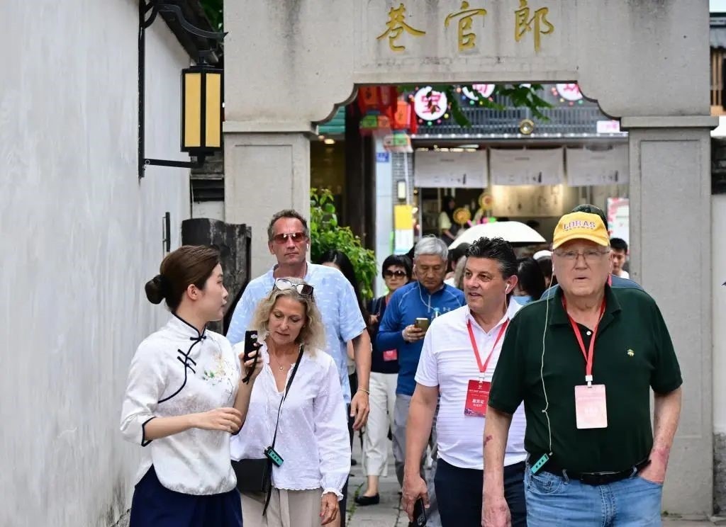 △2023年6月27日，“鼓嶺之友”部分成員和中美各界人士在福建福州南后街三坊七巷參觀訪問(wèn)。