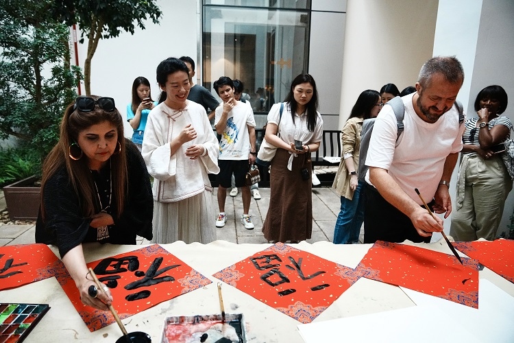 首屆國際傳播“絲路獎”獲獎代表等在廣州市荔灣區(qū)永慶坊參加文化交流活動。楊爍壁、王燕攝影報道