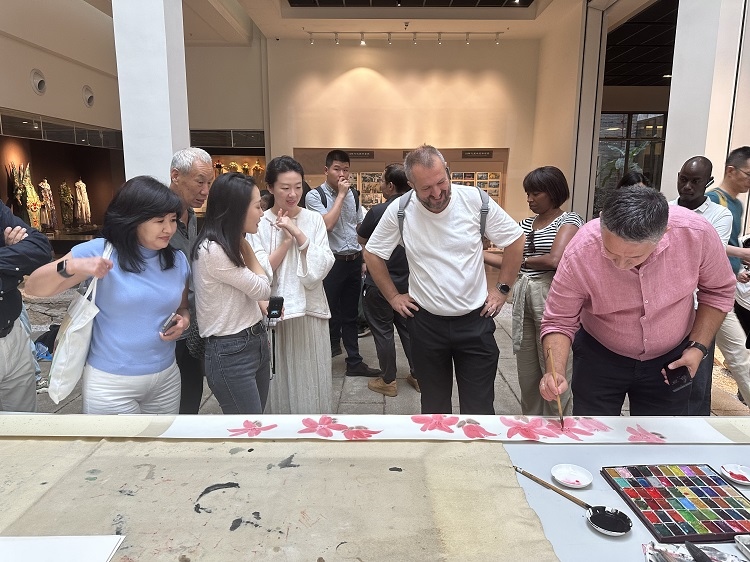 首屆國際傳播“絲路獎”獲獎代表等在廣州市荔灣區(qū)永慶坊參加文化交流活動。楊爍壁、王燕攝影報道