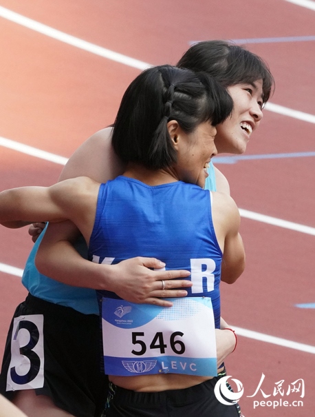 10月23日，杭州亞殘運(yùn)會田徑女子200米T36級比賽結(jié)束后，中國體育代表團(tuán)選手史逸婷(后)與韓國選手全珉彩相擁慶祝。人民網(wǎng)記者 胡雪蓉?cái)z