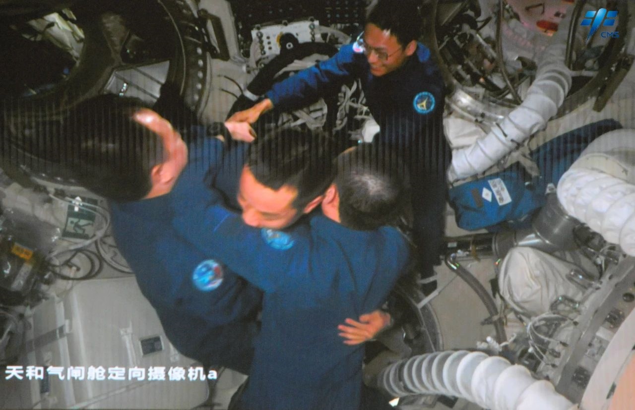 神舟十七號(hào)航天員乘組順利進(jìn)入空間站。中國(guó)載人航天工程辦公室供圖
