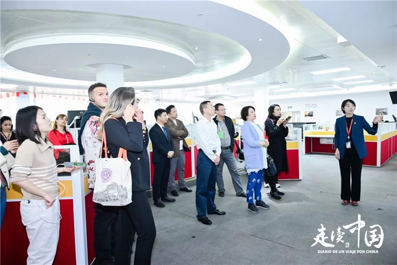 媒體記者參觀(guān)天津航空運(yùn)營(yíng)控制中心。主辦方供圖。