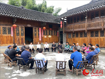 花垣縣石欄鎮(zhèn)朋巖村的院壩會(huì)。人民網(wǎng) 周靜圓攝