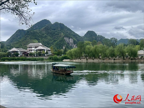 秋日的邊城鎮(zhèn)，青山滴翠、碧水含情。人民網(wǎng) 周靜圓攝