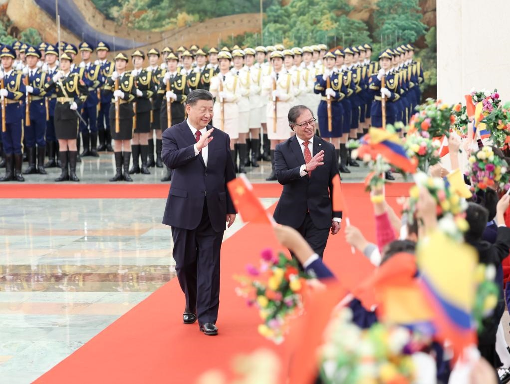 10月25日下午，國家主席習(xí)近平在北京人民大會(huì)堂同來華進(jìn)行國事訪問的哥倫比亞總統(tǒng)佩特羅舉行會(huì)談。這是會(huì)談前，習(xí)近平在人民大會(huì)堂北大廳為佩特羅舉行歡迎儀式。