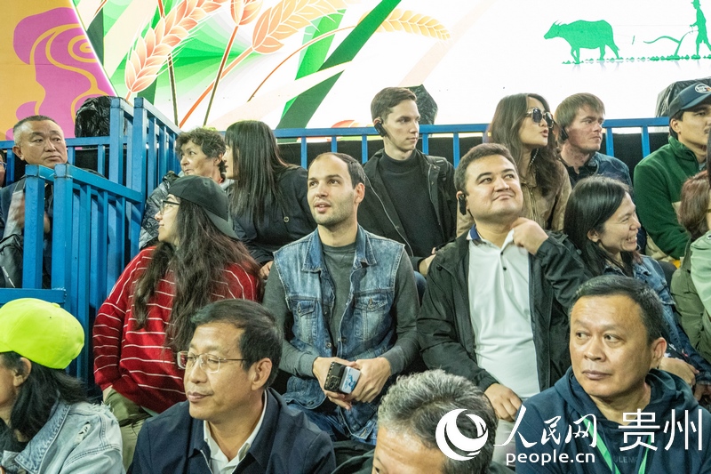 “村BA”決賽現(xiàn)場(chǎng)，看臺(tái)座無虛席。人民網(wǎng) 陽茜攝