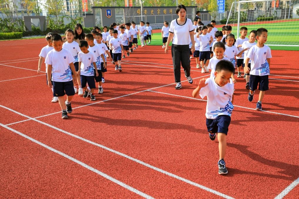 2023年9月，雄安史家胡同小學(xué)的學(xué)生們在操場上活動。新華社記者張鋮 攝