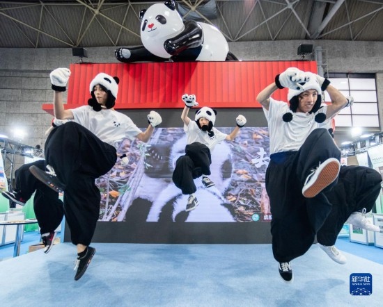  10月29日，街舞隊(duì)在日本大阪國(guó)際會(huì)展中心中國(guó)館表演街舞。新華社發(fā)（中國(guó)駐大阪旅游辦事處供圖）