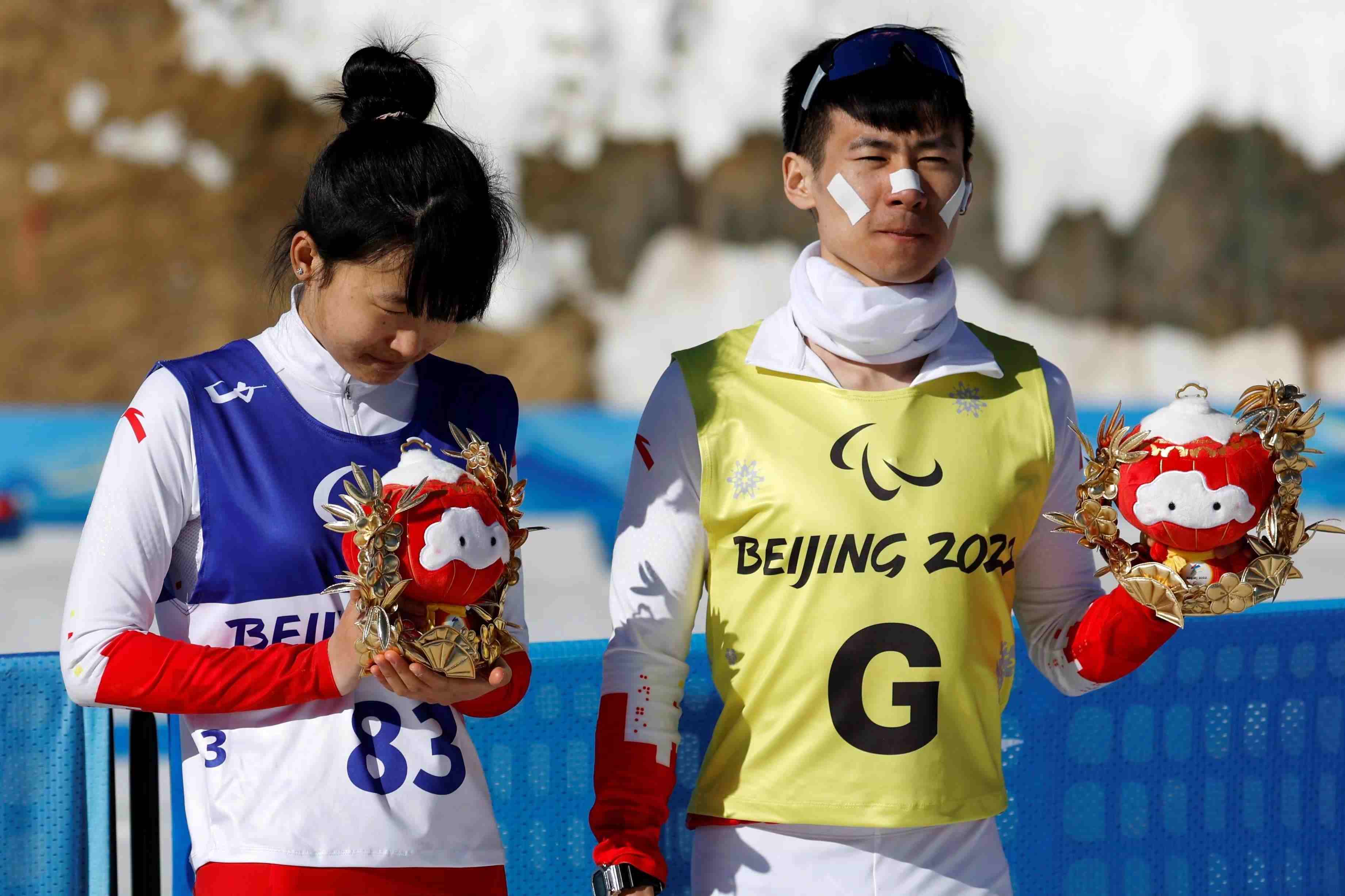 △2022年3月8日，在2022冬殘奧會(huì)殘奧冬季兩項(xiàng)女子中距離（視障）比賽中，中國(guó)選手王躍（左）獲季軍。