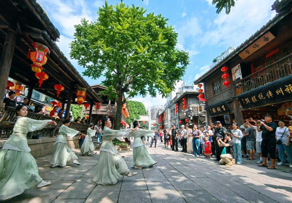 國慶節(jié)期間，福州市三坊七巷歷史文化街區(qū)上演《尋夢閩都》快閃。新華社發(fā)