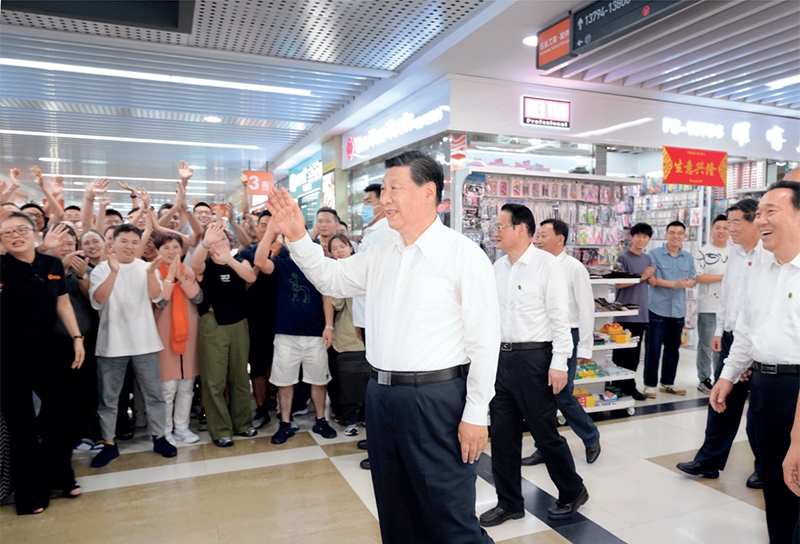 2023年9月20日至21日，中共中央總書記、國家主席、中央軍委主席習近平在浙江考察。這是20日上午，習近平在義烏國際商貿(mào)城考察時，同商戶親切交流。 新華社記者 李學仁/攝