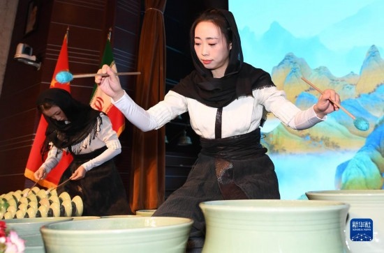 10月30日，演員在伊朗德黑蘭伊朗國家藝術(shù)科學(xué)院舉行的“青風(fēng)海上來”浙江青瓷巡禮開幕式暨“萬象中國·天下寧波”寧波文旅推介會開幕式上表演。新華社記者 沙達提 攝