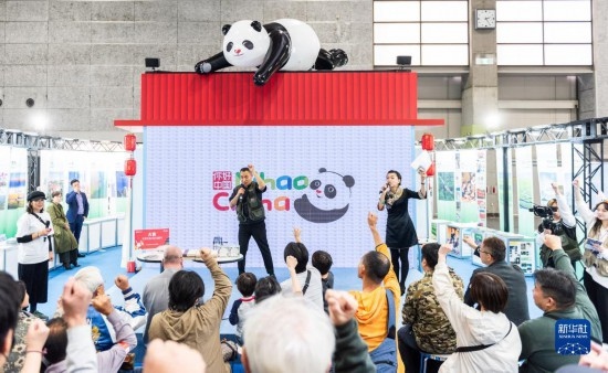 10月29日，游客在日本大阪國(guó)際會(huì)展中心中國(guó)館參與中國(guó)旅游知識(shí)問(wèn)答活動(dòng)。新華社發(fā)（中國(guó)駐大阪旅游辦事處供圖）