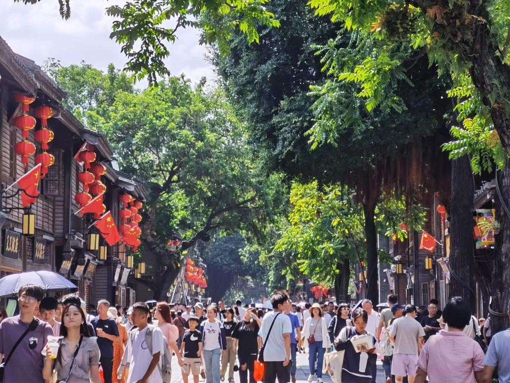 國慶節(jié)期間，三坊七巷歷史文化街區(qū)游人如織。新華社發(fā)