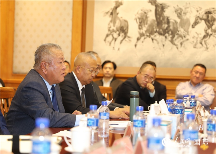 2.2023年10月30日，張義波（左一）會(huì)長匯報(bào)商會(huì)工作情況。人民網(wǎng)記者 霍文攝
