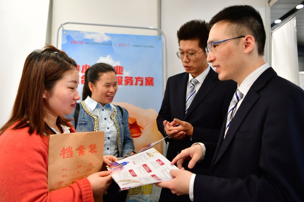 2019年5月9日，兩名鞋業(yè)公司的工作人員（左一和左二）向銀行工作人員咨詢中小微企業(yè)金融服務(wù)方案細(xì)則。當(dāng)日，福建自貿(mào)區(qū)福州片區(qū)稅企銀三方對(duì)接會(huì)在馬尾基金小鎮(zhèn)舉辦，來(lái)自傳統(tǒng)制造業(yè)、物聯(lián)網(wǎng)和電子商務(wù)等行業(yè)的企業(yè)代表參加對(duì)接會(huì)。新華社記者 魏培全 攝