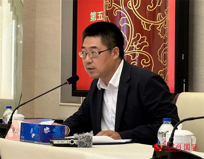 10月31日，歐美同學會副秘書長滕劍峰在第五屆中法文化論壇媒體吹風會上講話。（人民網 謝瑩攝）