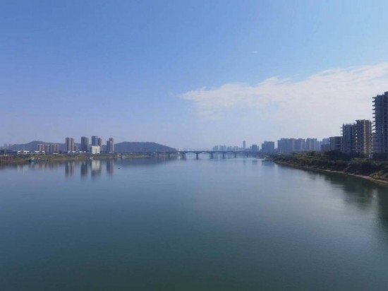 10月24日，在清水塘大橋景觀通道上拍攝的湘江景色。本報(bào)記者 常雯宜攝