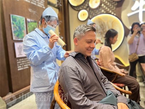  （外媒記者體驗艾灸。中國經(jīng)濟周刊記者 郭志強 攝）