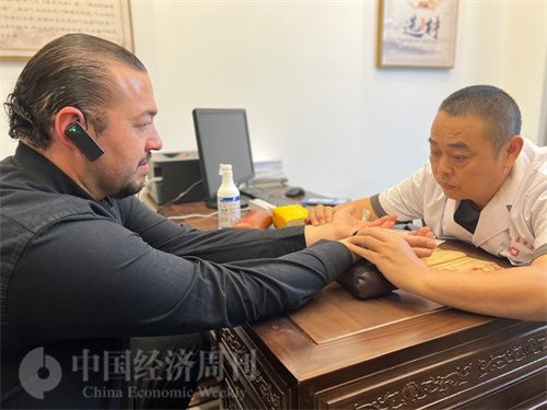  （外媒記者走進中醫(yī)堂，問診中醫(yī)名師。中國經(jīng)濟周刊記者 郭志強攝）