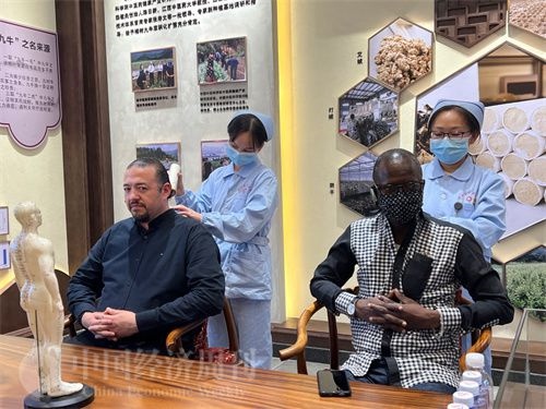  （外媒記者爭先恐后體驗艾灸，直呼神奇。中國經(jīng)濟周刊記者 郭志強 攝）