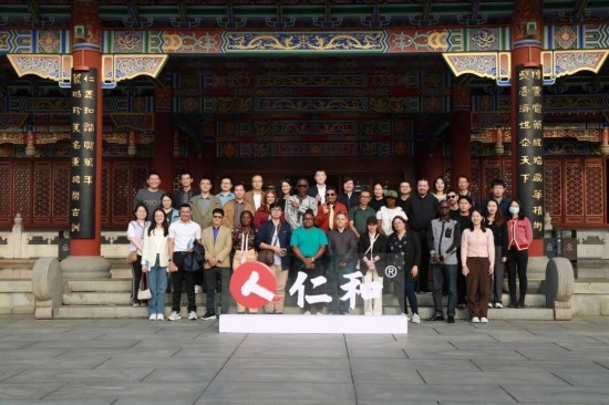 2023“一帶一路”媒體合作論壇聯(lián)合采訪團參觀仁和集團。（受訪者供圖）