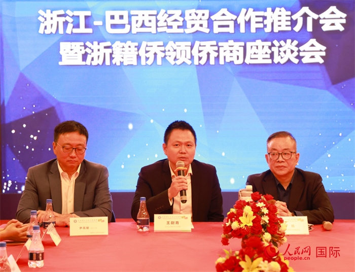 中國(guó)駐里約代總領(lǐng)事王尉育（中）在活動(dòng)中致辭。人民網(wǎng)記者 陳海琪攝