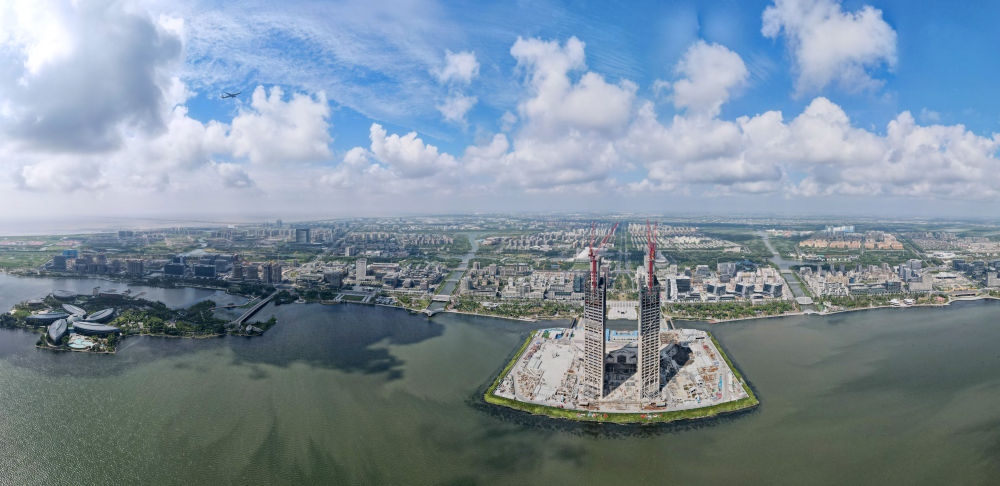 空中俯瞰中國（上海）自由貿易試驗區(qū)臨港新片區(qū)，左上為東海大橋，前為建設中的中銀金融中心大樓（2023年9月6日攝，無人機照片）。新華社記者 方喆 攝