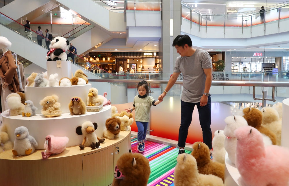 2023年11月2日，顧客在溫暖駝品牌專柜內選購。連續(xù)六年參加進博會的秘魯羊駝制品品牌溫暖駝在上海市中心商場開設了專柜。新華社記者 方喆 攝