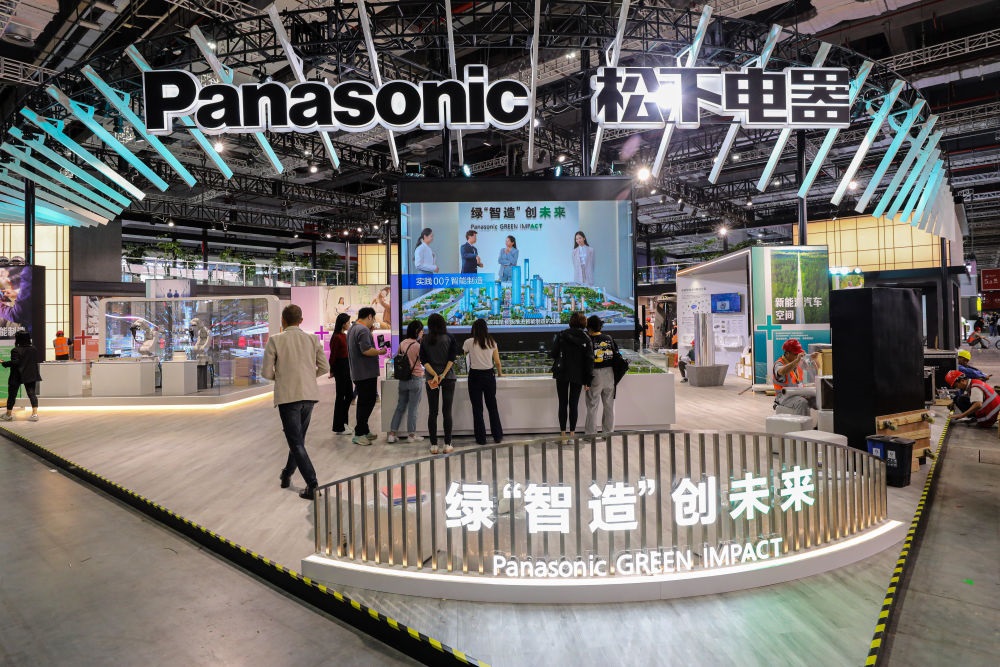 2023年11月2日，工作人員在進博會松下電器展位做準備工作。新華社記者 辛夢晨 攝