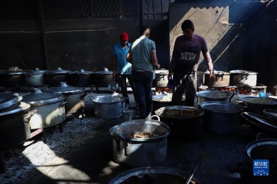 11月3日，在加沙地帶南部城市拉法，人們在煤氣中斷后用柴火做飯。新華社發(fā)（里澤克·阿卜杜勒賈瓦德攝）