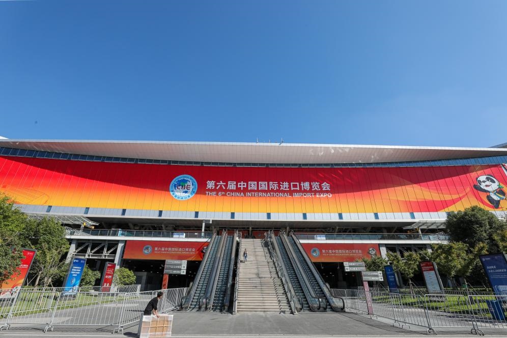 11月2日，第六屆進(jìn)博會(huì)場(chǎng)館國(guó)家會(huì)展中心（上海）外景。新華社記者 辛夢(mèng)晨 攝