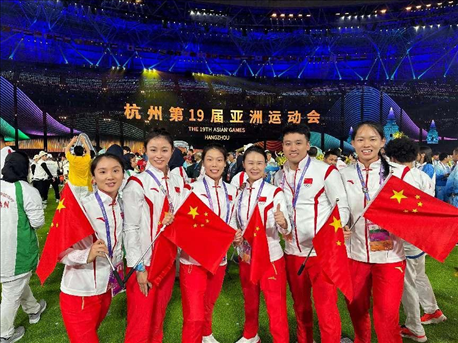 杭州亞運會閉幕式上，教練李紅（右三）和隊員們合影（左二為龔莉）。受訪者供圖