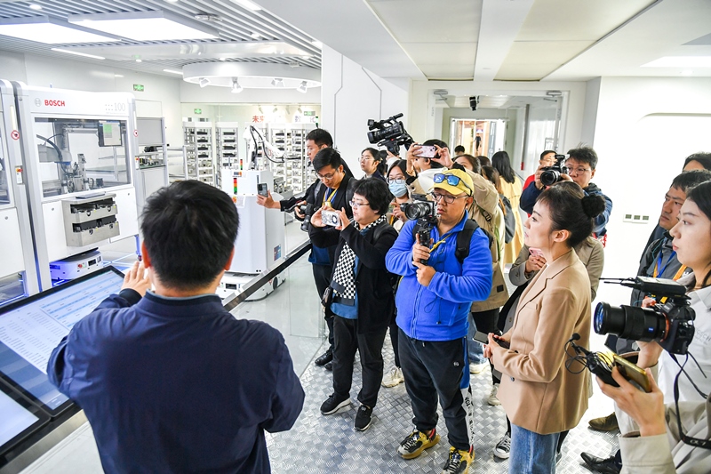 2023年10月16日，第三屆“一帶一路”國際合作高峰論壇新聞中心組織中外記者采訪。記者在中德大廈內(nèi)的博世未來工廠展區(qū)參觀，了解其高質(zhì)量創(chuàng)新發(fā)展成果。