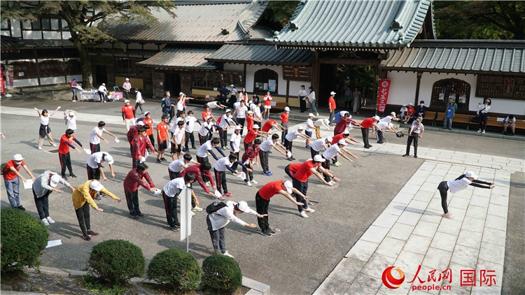 開(kāi)跑前，中日青少年一起做熱身運(yùn)動(dòng)。人民網(wǎng) 蔣曉辰攝