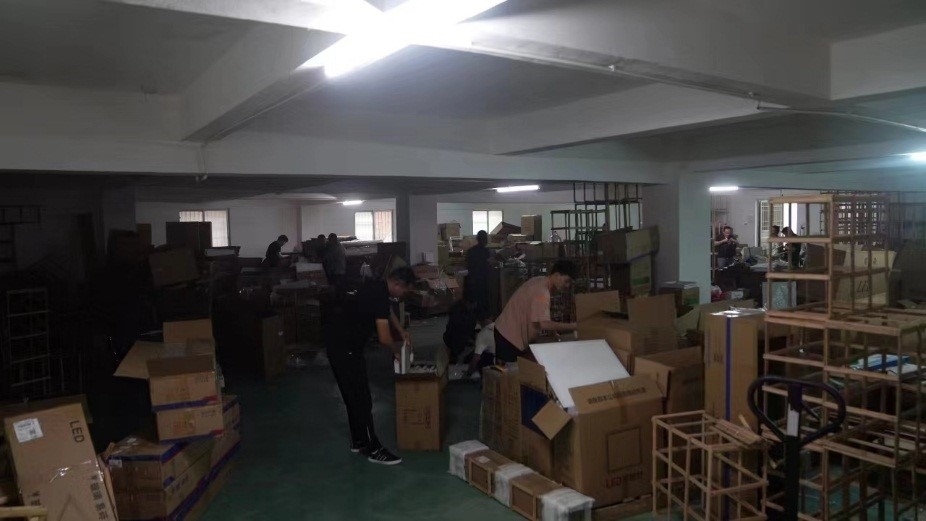 查處倉庫現(xiàn)場。重慶市梁平區(qū)公安局供圖。