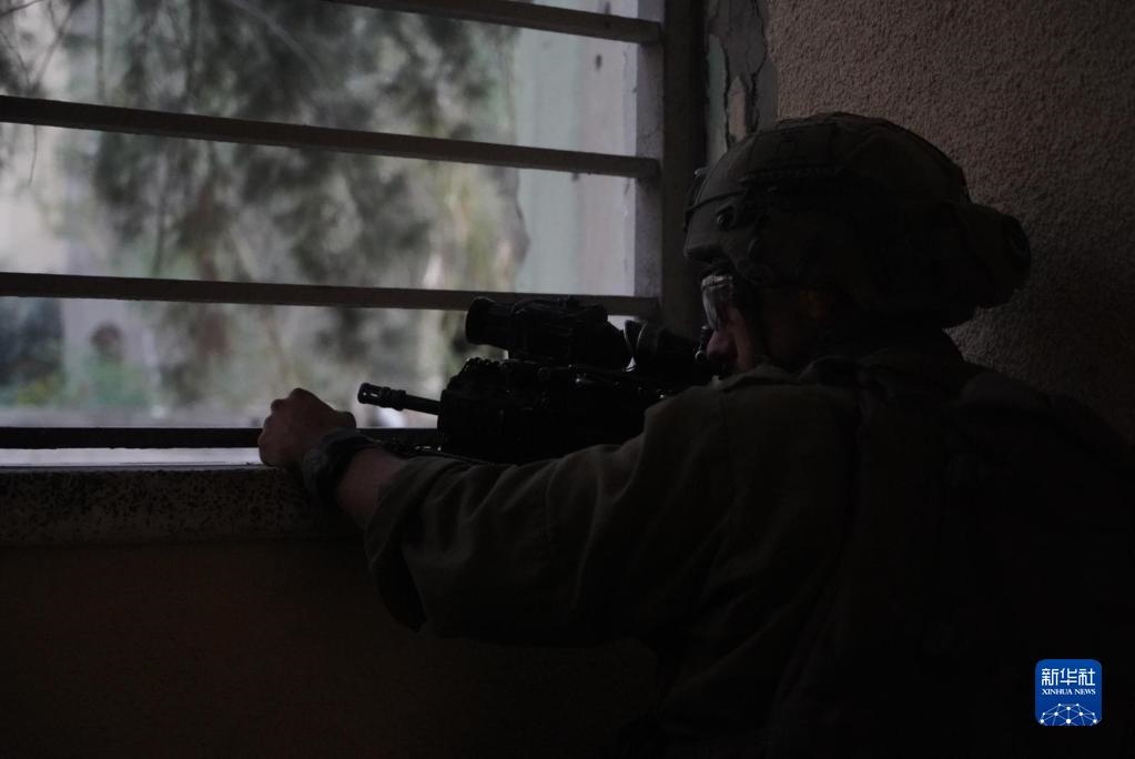 這張以色列國防軍11月9日發(fā)布的照片顯示，以軍地面部隊在加沙城進(jìn)行軍事行動。新華社發(fā)