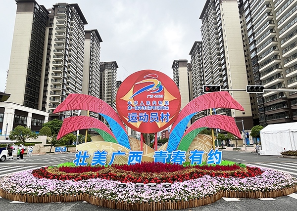 運(yùn)動(dòng)員村入口處標(biāo)識(shí)標(biāo)牌成為極受歡迎的打卡點(diǎn)。人民網(wǎng)記者 歐興榮攝