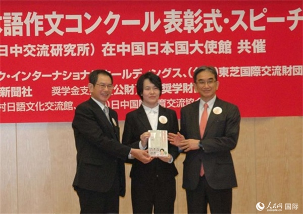 日本駐華大使垂秀夫（右一）、日本僑報社總編輯段躍中（左一）和趙志琳同學合影留念。人民網記者 陳建軍攝
