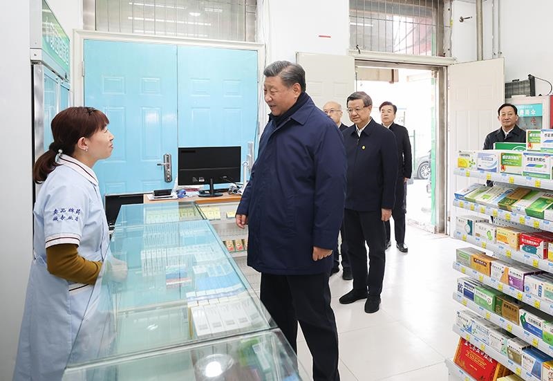 2023年11月10日，習近平總書記在河北保定涿州市永濟秀園小區(qū)門口藥店，了解經(jīng)營恢復情況。