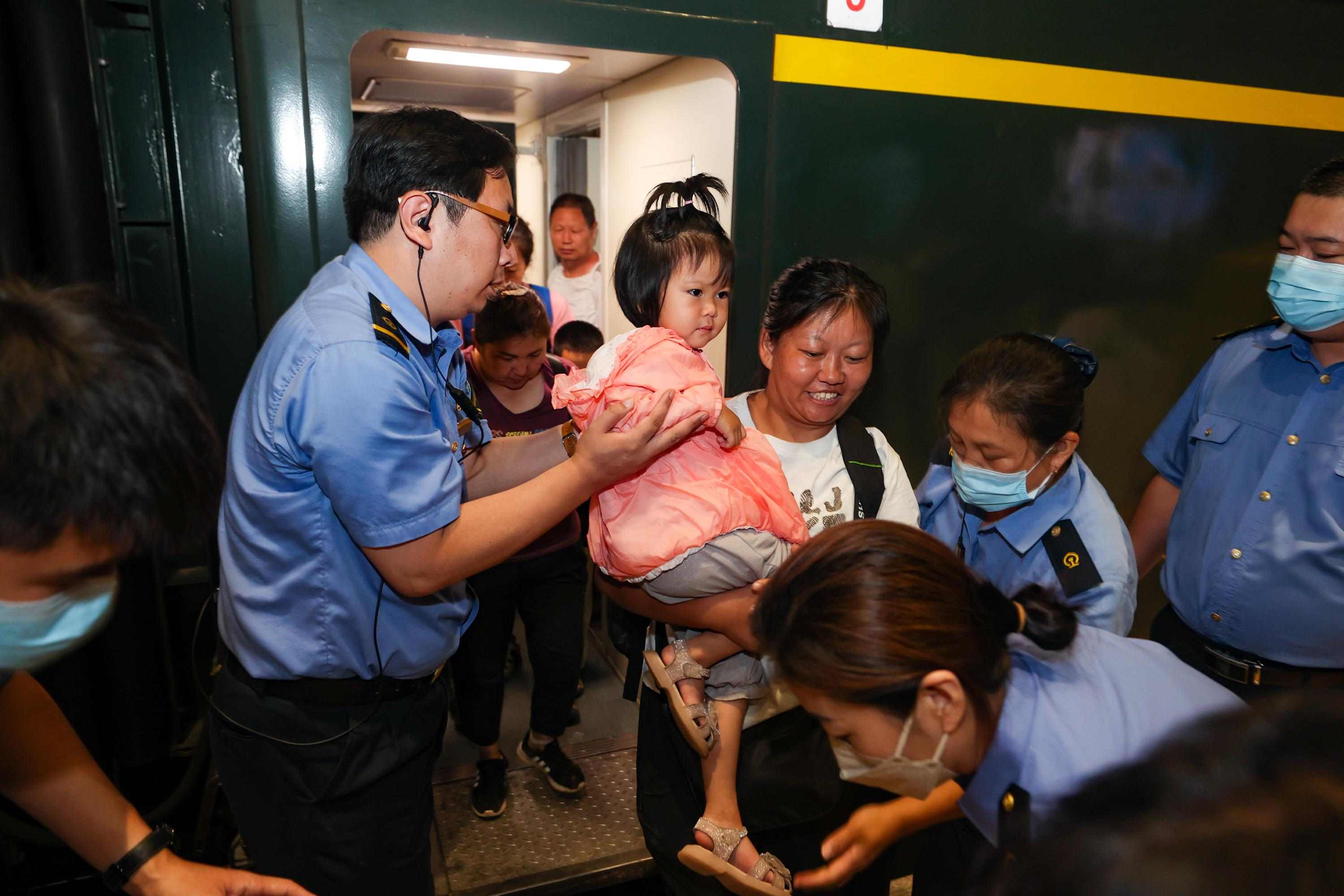 2023年8月2日，因強降雨被困的K396次列車第二批近500名旅客在救援隊的一路護送下，徒步五個小時抵達妙峰山鎮(zhèn)水峪嘴村。稍作休整后，他們乘坐臨時旅客列車前往北京豐臺站。