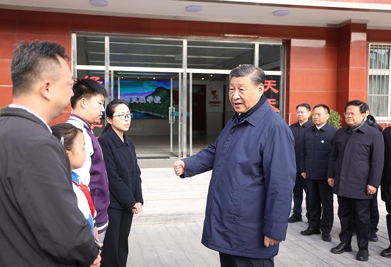 2023年11月10日，習近平總書記在北京門頭溝妙峰山民族學校，親切慰問因公犧牲烈士家屬。